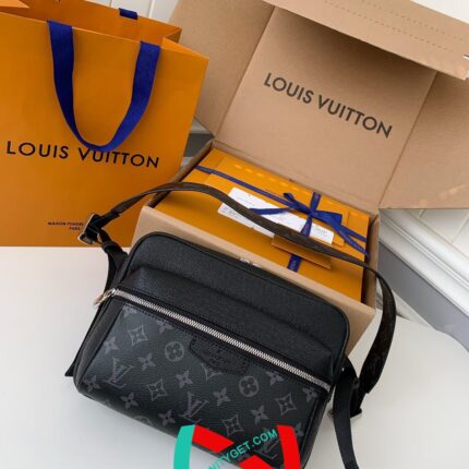 Louis Vuitton Borsa Messenger Outdoor M30233 .Size 26*20*10.5cm