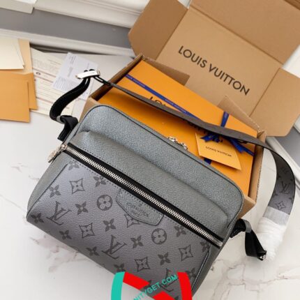 Louis Vuitton OUTDOOR Men-s Messenger bag M30830. 26 * 20 * 10.5cm